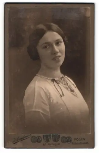 Fotografie J. Engelmann, Posen, Wilhelm-Strasse 8, Porträt einer jungen Frau 1914