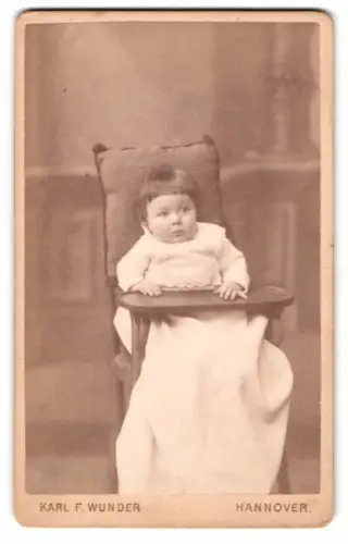 Fotografie Karl F. Wunder, Hannover, Friedrichstrasse, Ella Manz in einem Stuhl 1884