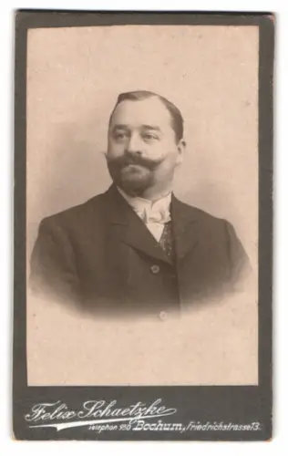 Fotografie Felix Schaetzke, Bochum, Friedrichstrasse 13, Porträt eines elegant gekleideten Mannes 1900
