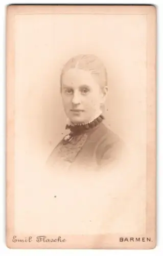 Fotografie Emil Flasche, Barmen, Heckinghauser Str. 25, Anne Reubert im eleganten Kleid