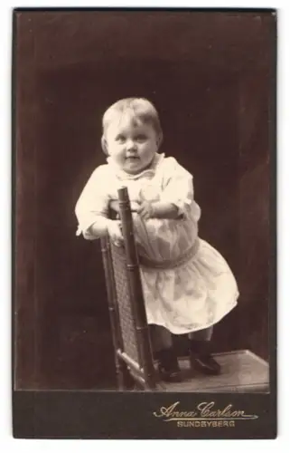 Fotografie Anna Carlson, Sundbyberg, Kerstin auf einem Stuhl