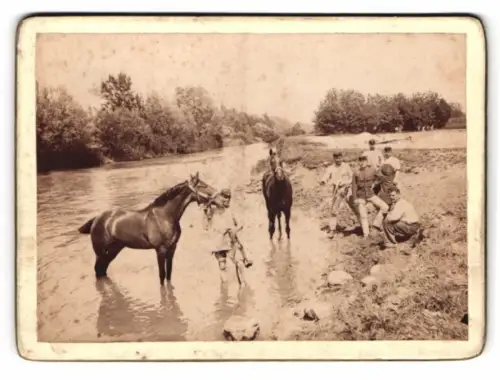 Fotografie K.u.K. Soldaten waschen ihre Pferde im Fluss