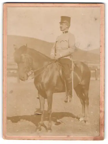 Fotografie K.u.K. Offizier in Uniform zu Pferde mit Säbel
