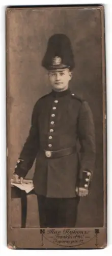 Fotografie Max Nakonz, Frankfurt / Oder, Soldat in Uniform mit Pickelhaube Rosshaarbusch