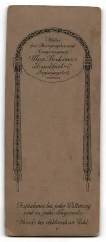 Fotografie Max Nakonz, Frankfurt / Oder, Soldat in Uniform mit Pickelhaube Rosshaarbusch