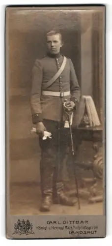 Fotografie Carl Dittmar, Landshut, junger Soldat in Uniform mit Säbel nebst Pickelhaube Rosshaarbusch