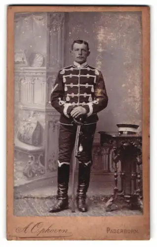 Fotografie A. Ophoven, Paserborn, paderborner Husar in Uniform mit Säbel