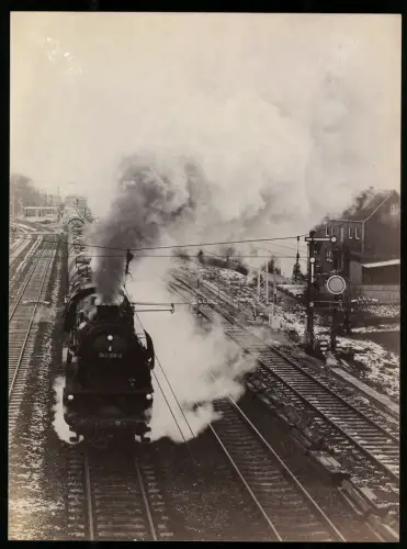 Fotografie Eisenbahn Deutsche Reichsbahn, Dampflok Nr. 042 018-2, Güterzug mit Tankwaggons in voller Fahrt