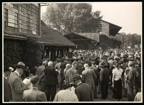 Fotografie Georg Zschäpitz, Leipzig, Ansicht Leipzig-Scheibenholz, Pferderennbahn - Galopprennbahn am Renntag
