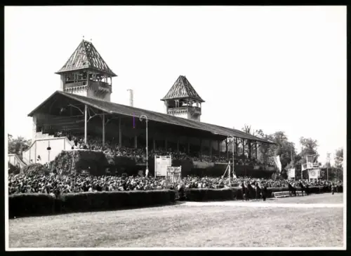Fotografie Georg Zschäpitz, Leipzig, Ansicht Leipzig-Scheibenholz, Haupttribühne der Galopprenbahn - Pferderennbahn