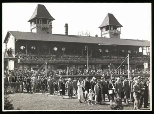 Fotografie Georg Zschäpitz, Leipzig, Ansicht Leipzig-Scheibenholz, Haupttribühne, Pferderennbahn - Galopprennbahn