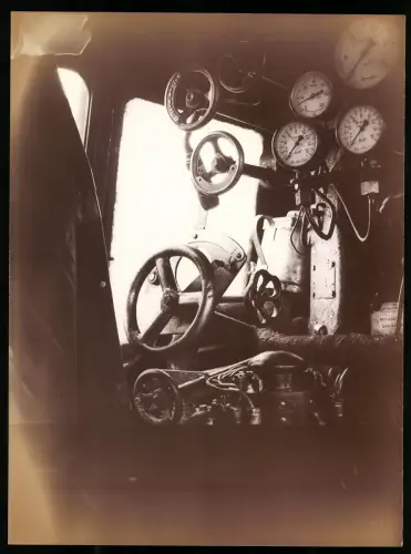Fotografie Eisenbahn Deutsche Reichsbahn, Dampflok - Lokomotive Instrumente & Stellräder im Führerstand