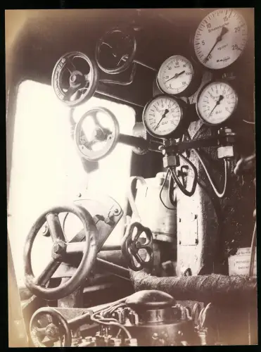 Fotografie Eisenbahn Deutsche Reichsbahn, Dampflok - Lokomotive Instrumente & Stellräder im Führerstand