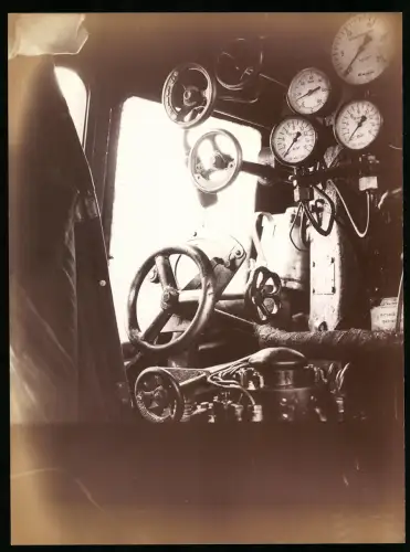 Fotografie Eisenbahn Deutsche Reichsbahn, Dampflok - Lokomotive Instrumente & Stellräder im Führerstand