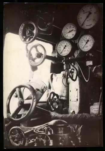 Fotografie Eisenbahn Deutsche Reichsbahn, Dampflok - Lokomotive Instrumente & Stellräder im Lokomotivführerstand