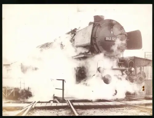 Fotografie Eisenbahn Deutsche Reichsbahn, Dampflok - Lokomotive No. 043 121-3 auf Drehscheibe vor einem Lokschuppen