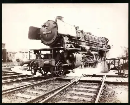 Fotografie Eisenbahn Deutsche Reichsbahn, Dampflok - Lokomotive auf Drehscheibe vor einem Lokschuppen