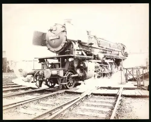 Fotografie Eisenbahn Deutsche Reichsbahn, Dampflok - Lokomotive auf Drehscheibe vor einem Depot