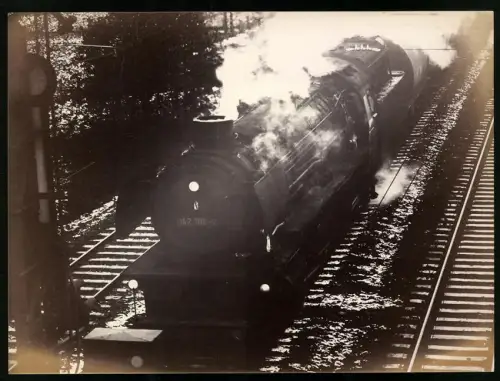 Fotografie Eisenbahn Deutsche Reichsbahn, Dampflok - Lokomotive No. 042 106-7, Güterzug mit Tankwaggons