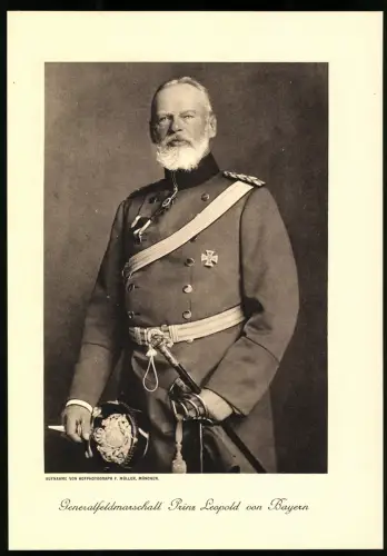 Lichtdruck F. Müller, München, Portrait Generalfeldmarschall Prinz Leopold von Bayern in Uniform mit Pickelhaube & Orden