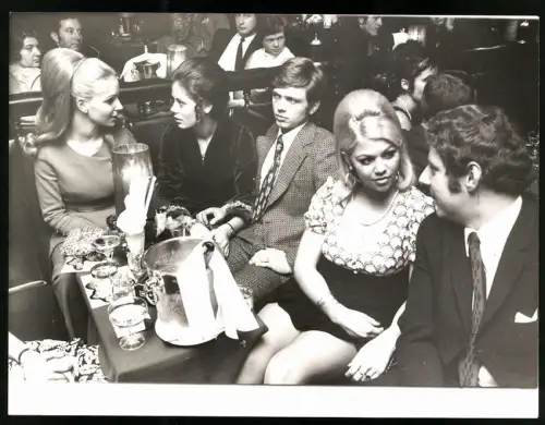 Fotografie Ulf Schneider, hübsche Blondinen & Brünette mit modischen Frisuren mit Champagner & Martini