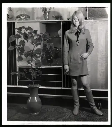 Fotografie Fotomodell Barbara Wolter aus Berlin-Siemensstadt posiert stehend im modischen Ensemble