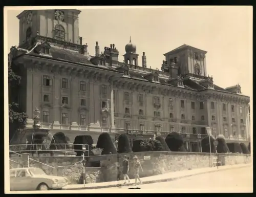 Fotografie unbekannter Fotograf, Ansicht Eisenstadt / Burgenland, Schloss Esterházy mit Brunnen & Auto Ford Taunus