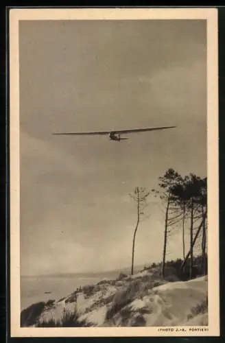 AK Segelflugzeug Avia 41 über ein Ufer fliegend