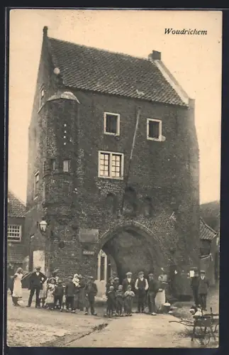 AK Woudrichem, Strassenpartie am Tor mit Anwohnern