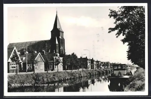 AK Musselkanaal, Sluisstraat met R. K. Kerk