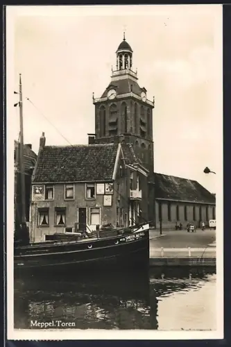 AK Meppel, Uferpartie mit Blick auf Toren, angelegtes Fischerboot