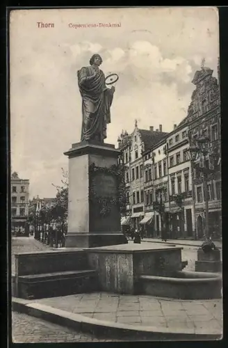 AK Thorn, Copernicus-Denkmal mit Strassenansicht