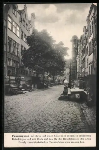AK Danzig, Frauengasse, Strassenpartie mit Beischlägen und Turmtor zum Wasser hin