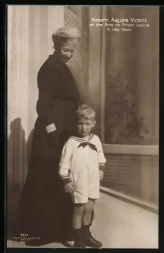 AK Kaiserin Auguste Victoria von Preussen mit dem Sohn des Prinzen Jiochaim in Haus Doorn