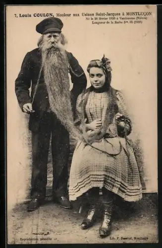 AK Exzentriker Louis Coulon aus Montlucon mit Mädchen, dass sich dessen 3 Meter langen Bart um die Schultern legt