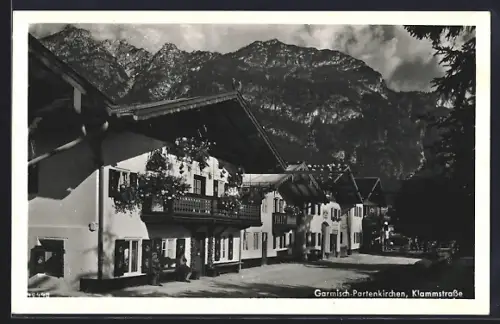 AK Garmisch-Partenkirchen, Klammstrasse mit Alpenpanorama