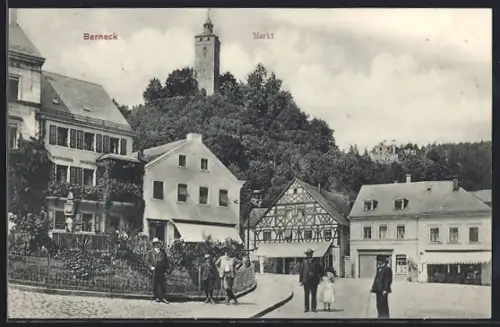 AK Berneck / Fichtelgebirge, Markt mit Passanten