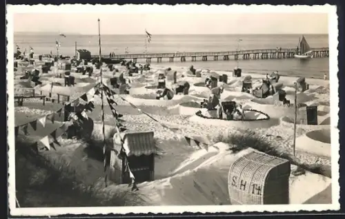 Foto-AK Baabe, Strand mit Strandkörben und Seebrücke