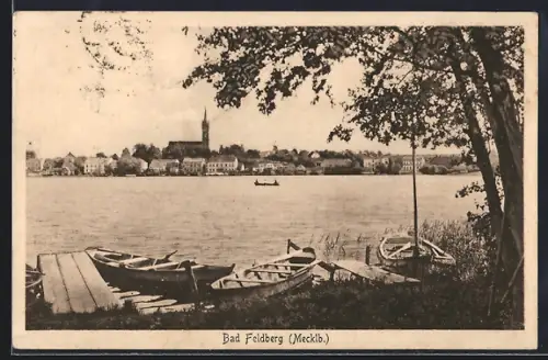 AK Bad Feldberg /Mecklb., Seeufer mit Booten und Stadtansicht