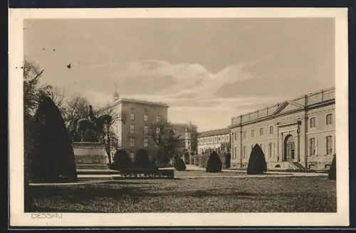 AK Dessau, Schloss, Reiterstandbild, Parkanlage