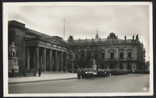AK Berlin, Ehrenmal, Aufziehende Wache, Unter den Linden