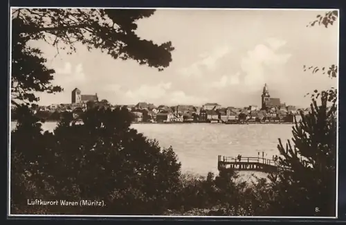 AK Waren /Müritz, Stadtansicht über die Müritz mit Kirche und Steg