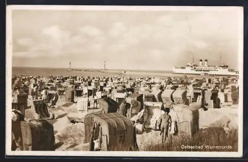 AK Warnemünde, Strand mit Strandkörben und Dampfer