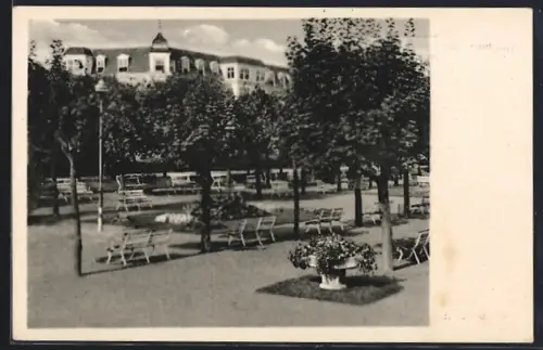AK Ahlbeck / Ostseebad, Blick zum Bernhard-Göring-Heim, Parkanlage
