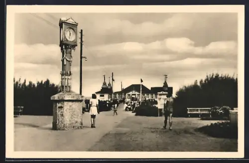 AK Ahlbeck /Usedom, Historische Uhr mit Urlaubern