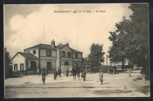 AK Mesgrigny, La Gare, Soldaten vor dem Bahnhof