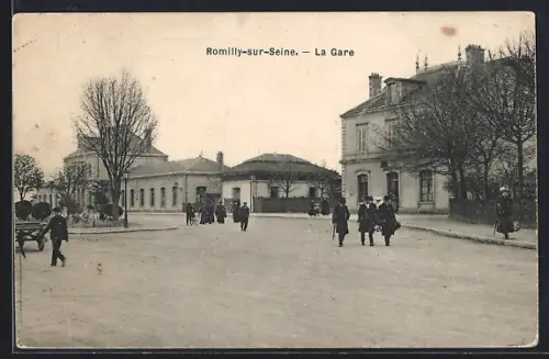 AK Romilly-sur-Seine, La Gare, Bürger vor dem Bahnhof