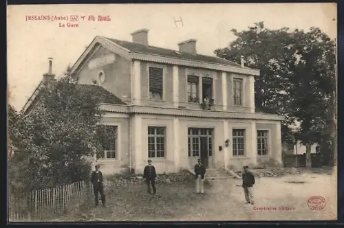 AK Jessains, La Gare, Herren vor dem Bahnhof