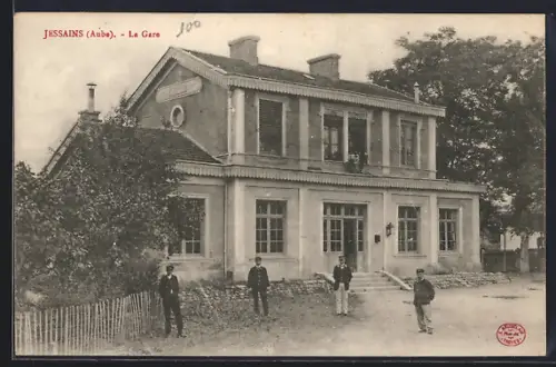 AK Jessains, La Gare, Vier Männer vor dem Bahnhof