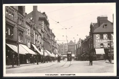 AK Northampton, The Drapery, Strassenbahn